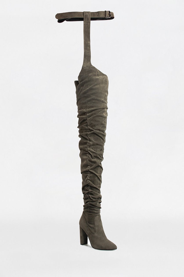 Зеленые замшевые высокие сапоги с поясом